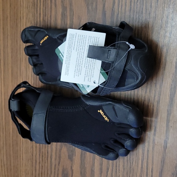 BRAND NEW VIBRAM FIVE FINGER SHOES SZ 39 - Picture 2 of 3